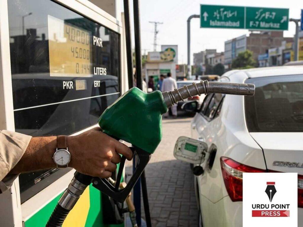 پاکستان میں پیٹرول پمپ پر پیٹرول کی قیمتوں میں کمی کا منظر