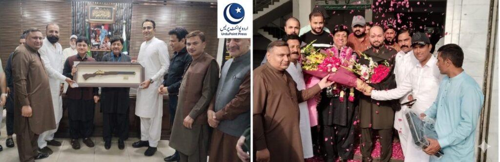 کمشنر گوجرانوالہ حاجی رحمت علی انصاری کو اعزازی شیلڈ پیش کرتے ہوئے - میونسپل کارپوریشن تقریب