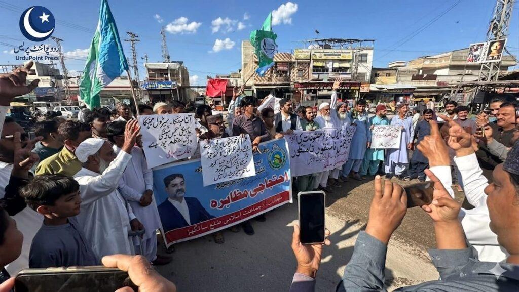 پریس کلب سانگھڑ کے سامنے شہریوں کا مہنگائی اور پیٹرول کے خلاف مظاہرہ