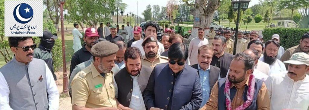  ڈپٹی کمشنر شاہد عمران مارتھ ہرن مینار میں پودا لگاتے ہوئے