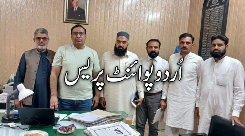 ​ای ٹی او ثاقب بھٹی اور چیئرمین پراپرٹی ڈیلرز ایسوسی ایشن محمد نوید اختر ملاقات کے دوران ٹیکس کمی کا اعلان کرتے ہوئے۔