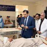 ڈپٹی کمشنر گوجرانوالہ نوید احمد ٹیچنگ ہسپتال گوندلانوالہ میں طبی سہولیات کا جائزہ لے رہے ہیں۔