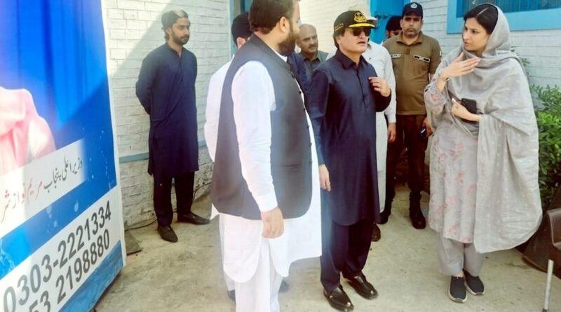 سیکرٹری ہاؤسنگ نورالامین مینگل، ڈپٹی کمشنر گجرات نورالعین قریشی اور ایم ڈی واسا کاشان حفیظ بٹ کے ہمراہ گجرات شہر میں ترقیاتی منصوبوں کا معائنہ کر رہے ہیں۔