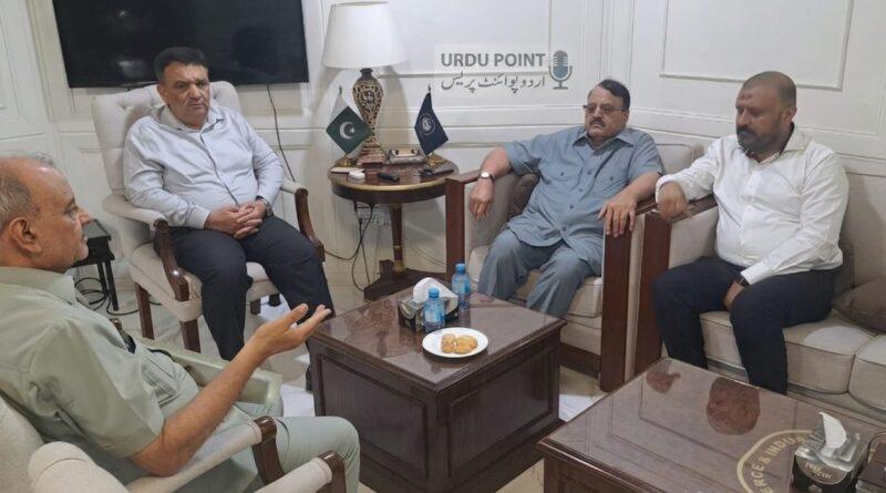 انچارج وفاقی محتسب مشتاق احمد اعوان سیالکوٹ چیمبر آف کامرس کے صدر سید احتشام مظہر کے ساتھ ملاقات کے دوران۔
