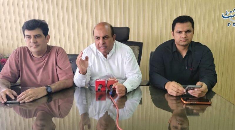 پاکستان پٹرولیم ڈیلرز ایسوسی ایشن کے عہدیداران پریس کانفرنس کر رہے ہیں۔