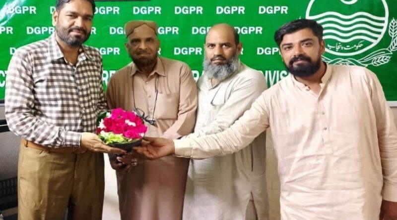رائل نیوز کا وفد ڈائریکٹر تعلقاتِ عامہ گوجرانوالہ ڈویژن منور حسین کو گلدستہ پیش کر رہا ہے۔