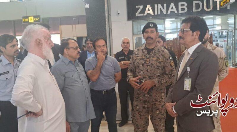 وفاقی محتسب گوجرانوالہ کے انچارج مشتاق احمد اعوان سیالکوٹ ایئرپورٹ پر مسافروں اور حکام کے ساتھ گفتگو کرتے ہوئے